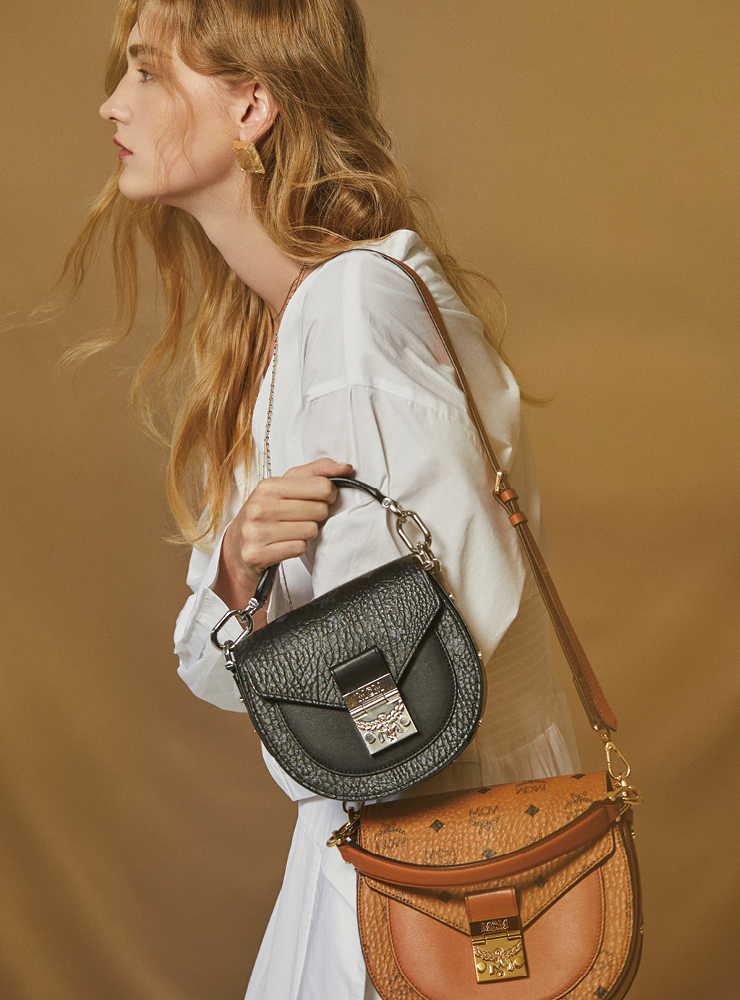 밀라노 페이턴트 미니 토트백 과감한 하프 로고 플레이가 돋보이는 제품으로 모던한 디자인이 매력적이다. 1백75만원, MCM.