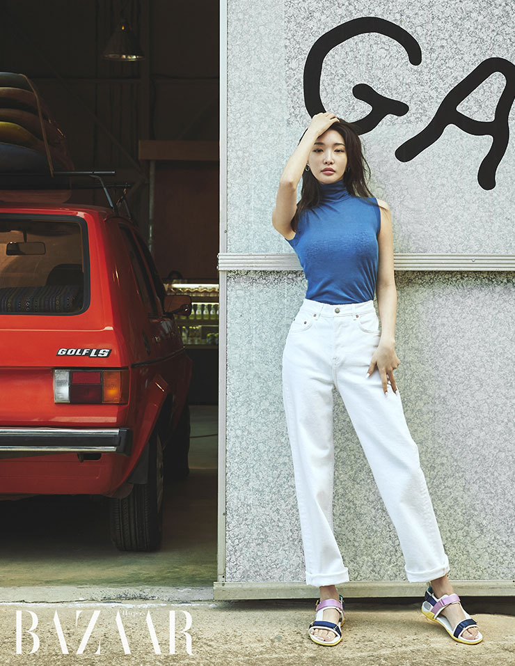 핑크와 블루 컬러 조합이 세련된 스포티한 조조(Jojo)샌들은 19만8천원, Suecomma bonnie. 니트 톱은 Grey yang. 
