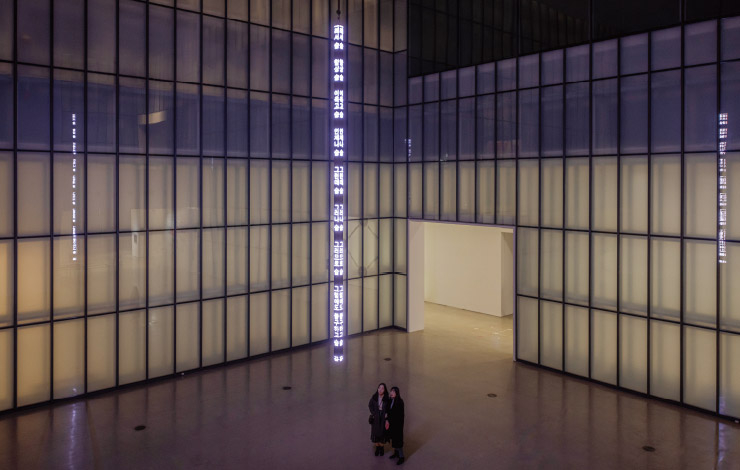 <당신을 위하여>, 2019,로봇 LED 사인, 640.1x12.7x12.7cm.텍스트: 김혜순, 한강, 에밀리 정민 윤, 스베틀라나 알렉시예비치, 호진 아지즈의 글 발췌.국립현대미술관과 국립현대미술관후원회의 커미션으로 제작.ⓒ 2019 Jenny Holzer, member Artists Rights Society (ARS), NY/ Society of artist copyright of Korea(SACK), Seoul.Text: 김혜순, <죽음의 자서전>(문학실험실, 2016) 중 ‘질식’ ⓒ 2016 by Munhaksilhumsil. Used with permission of the author.