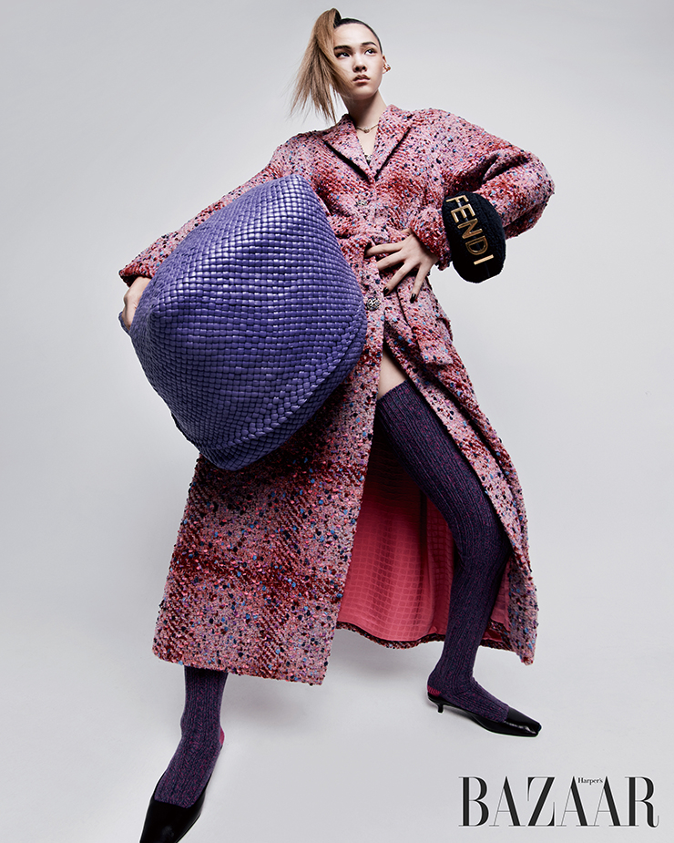 위빙 장식이 특징인 클러치 백은 Bottega Veneta. 코트, 레이어링한 2개의 목걸이, 니삭스는 모두 Chanel. 이어커프는 Saint Laurent by Anthony Vaccarello. 손목에 끼운 미니 호보 백은 Fendi. 뮬은 60만원대 Totême.