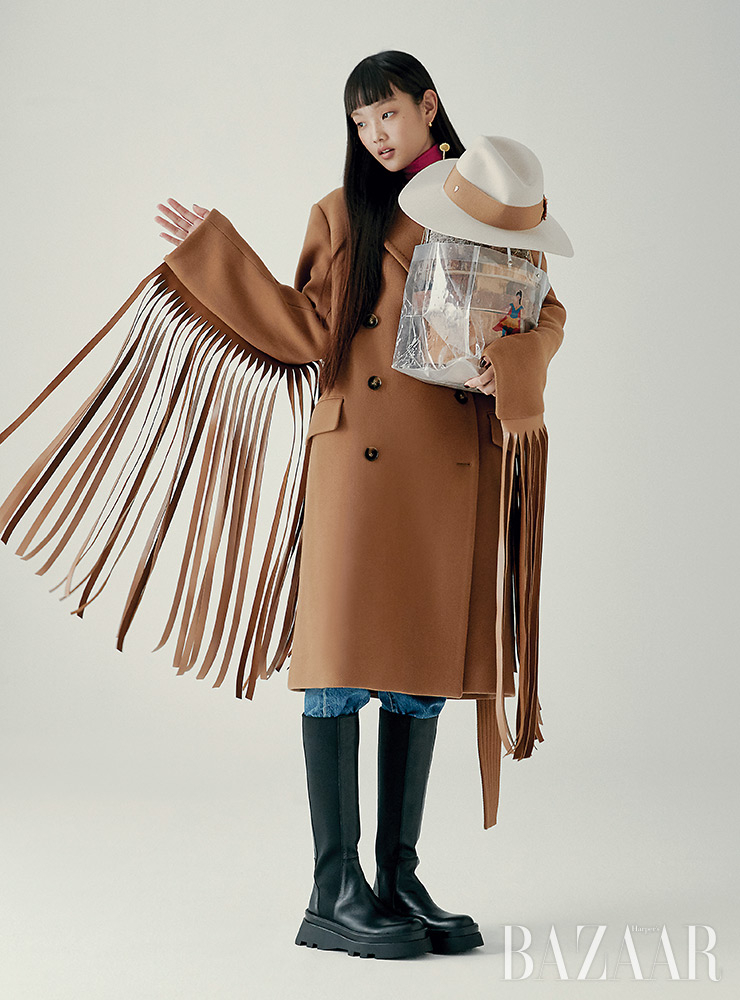 친환경적인 비스코스와 오가닉 코튼으로 만든 코트는 4백20만원, 울 터틀넥 스웨터는 92만원 Stella McCartney. 귀고리는 10만8천원 Monica Vinader. 데님 팬츠는 12만9천원 Levi’s. 메리노 울 펠트 소재의 페도라는 59만원 Helen Kaminski. 부츠는 가격 미정 Zara.