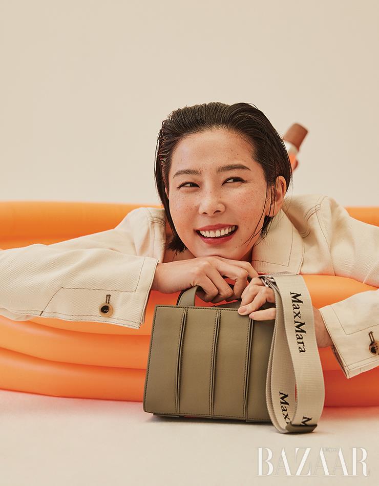 재킷은 1백88만원, 스몰 사이즈 ‘휘트니’ 백은 1백98만원, 스트랩 힐은 가격 미정 MaxMara.