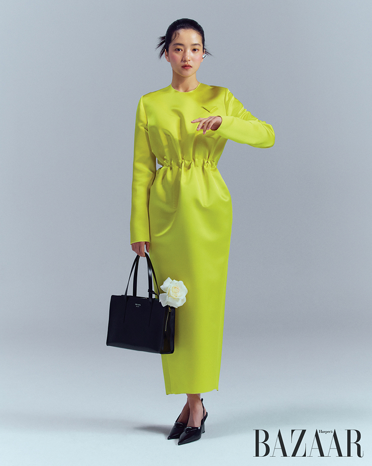 슬리브리스 드레스, ‘팜므’ 백은 Prada.