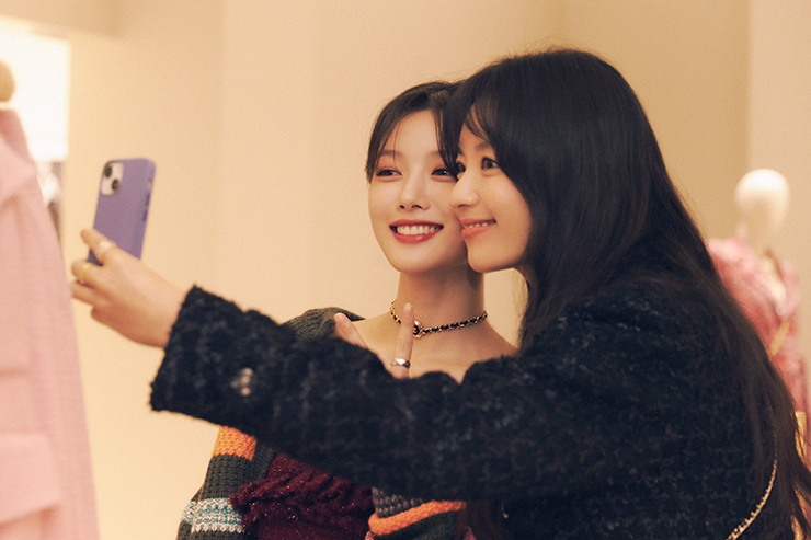 김유정과 기념사진을 남기는 한효주.