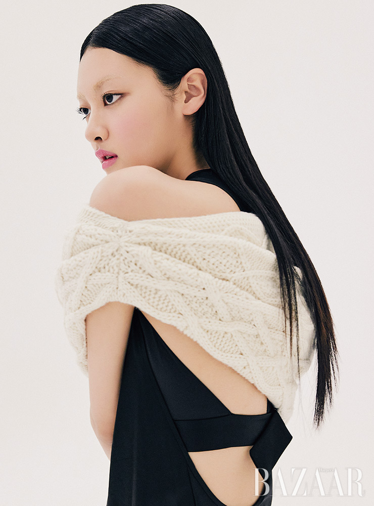 볼레로는 Loewe. 점프수트는 1백59만원 Tibi by Mue.