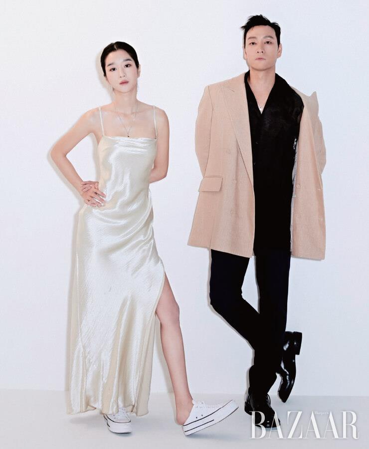 서예지가 착용한 목걸이는 S_s.il. 스니커즈는 Converse. 원피스는 스타일리스트 소장품. 박해수가 입은 재킷은 Kimseoryong Homme. 셔츠, 팬츠, 목걸이는 모두 Fendi. 슈즈는 Prada.