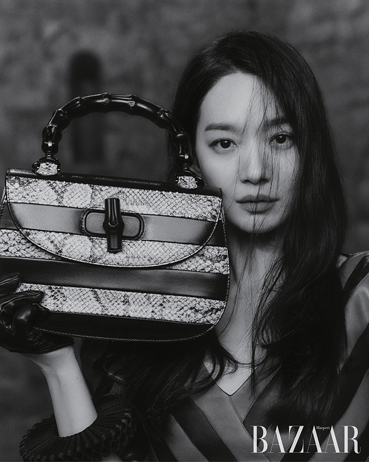 가죽 톱, 장갑, 핸드 액세서리, 뱀부 핸들의 토트백은 모두 Gucci.