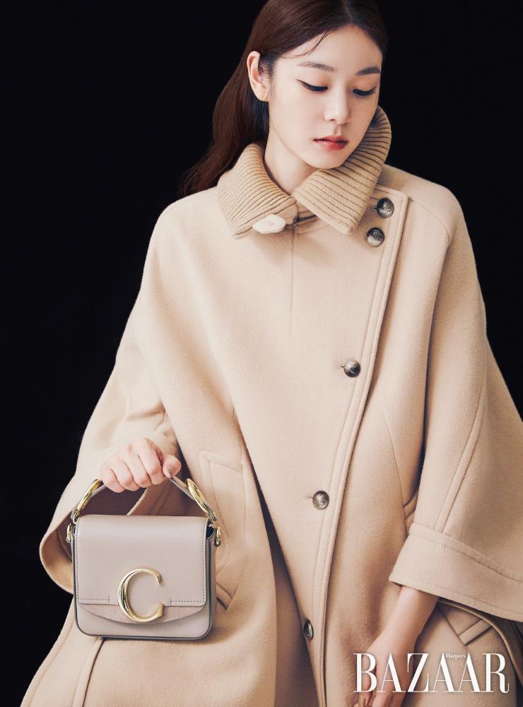 케이프 코트, 송아지 가죽 소재 ‘Chloe C’ 미니 백은 모두 Chloe. 