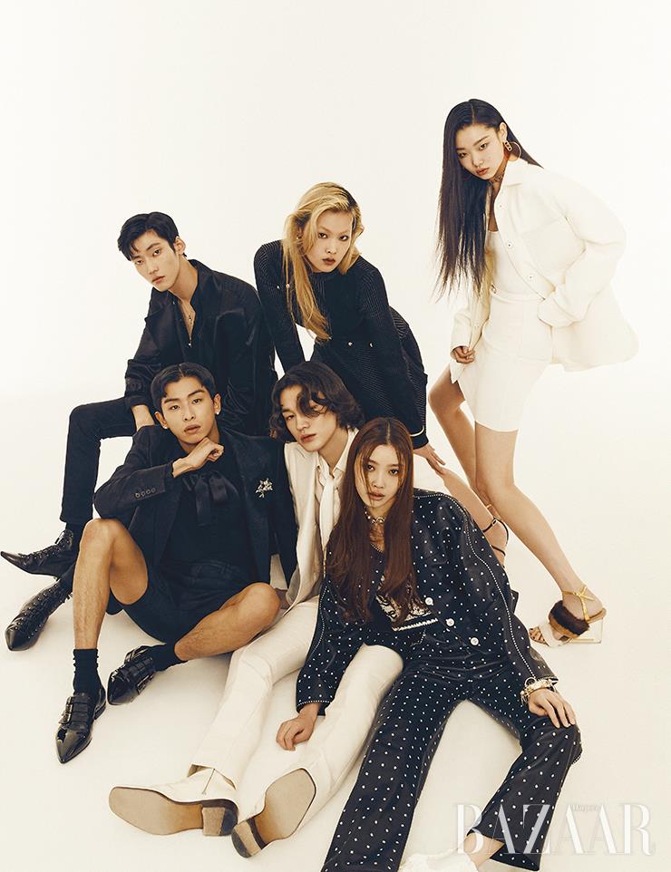  (왼쪽 위부터 시계 방향) 유고가 입은 의상과 액세서리는 Saint Laurent by Anthony Vaccarello. 엘리스가 입은 드레스는 Off-White&trade;. 액세서리는 Ille Lan. 윤영이 입은 의상과 액세서리는 Fendi. 서연이 입은 의상과 액세서리는 Chanel. 연규가 입은 의상과 슈즈는 Tom Ford. 용수가 입은 의상과 액세서리는 Saint Laurent by Anthony Vaccarello.