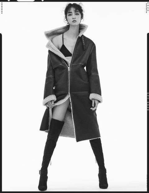 롱 무톤 재킷은 1백78만원으로 Instant Funk, 스웨이드 사이하이 부츠는 2백48만원으로 Giuseppe Zanotti 제품.