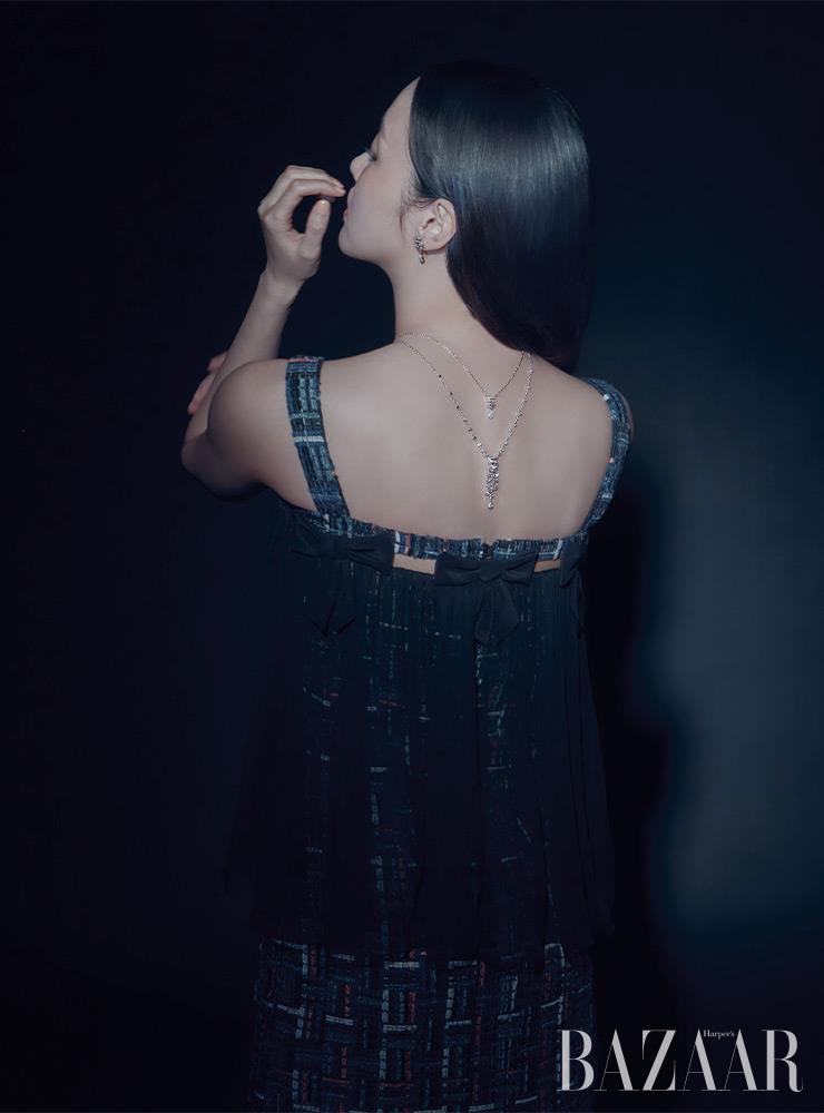 숫자 ‘5’와 향수 한 방울을 형상화한 모티프의 ‘이터널 N°5’ 귀고리, 레이어드한 목걸이는 모두 Chanel Fine Jewelry.