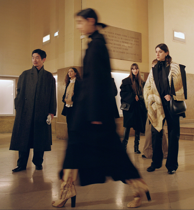 나탈리아 아세베도(Nathalria Acevedo), 카세 료(Kase Ryo), 이실드 르 베스코(Isild Le Besco)와 같은 독립영화계 히어로를 비롯해 다양한 나이 대와 인종, 체형을 가진 모델들이 등장한 2020 F/W 르메르 컬렉션.