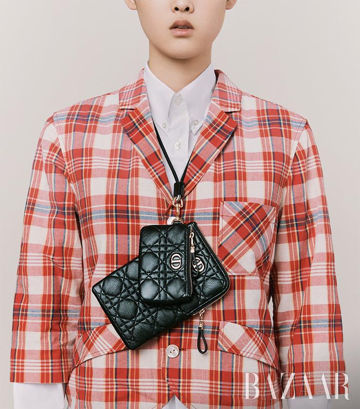두 개의 파우치가 달려 있는 미니 백은 2백10만원 Dior. 체크 재킷은 2백83만원 Gucci.