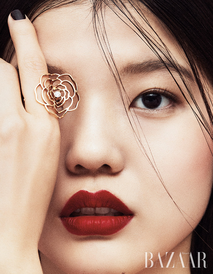 옐로 골드에 다이아몬드가 장식된 ‘페탈 드 까멜리아’ 커브 반지는 Chanel Fine Jewelry.