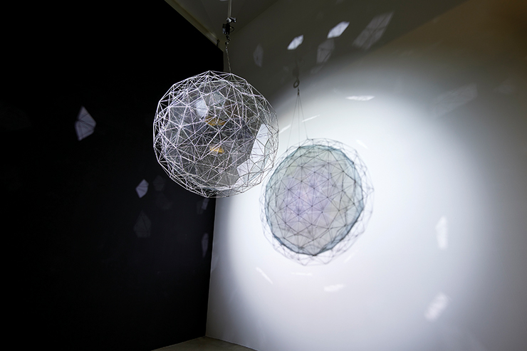 올라퍼 엘리아슨(b. 1967), <우주 먼지입자>, 2014년. 스테인리스강, 반투명 거울 필터 유리, 강철줄, 전동기, 조사등, 직경 170cm. 테이트미술관 소장. 니콜라스 세로타 경을 기리며 작가가 2018년 기증.