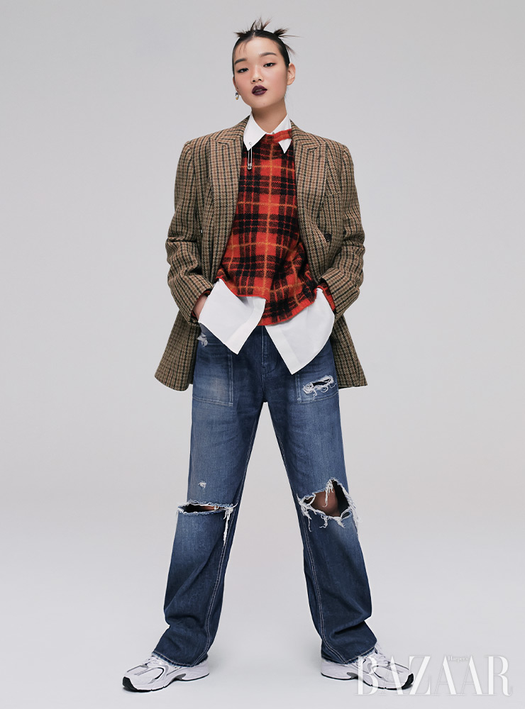 재킷은 Celine. 셔츠를 탈부착할 수 있는 니트는 1백87만원 Monse by Mue. 데님 팬츠는 가격 미정, 귀고리는 79만원 Gucci. 스니커즈는 9만9천원 New Balance.