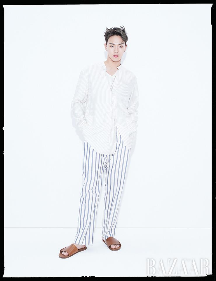 셔츠, 팬츠는 모두 Kimseoryong Homme. 반지는 Chrome Hearts. 슬리퍼는 Cos.