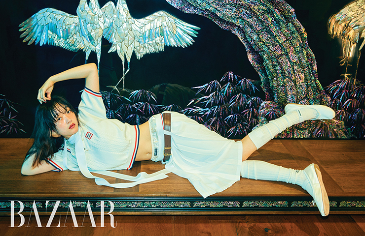 피케 셔츠, 이너 오간자 톱, 브리프, 스커트, 벨트, 양말, 발레리나 슈즈는 모두 Miu Miu.