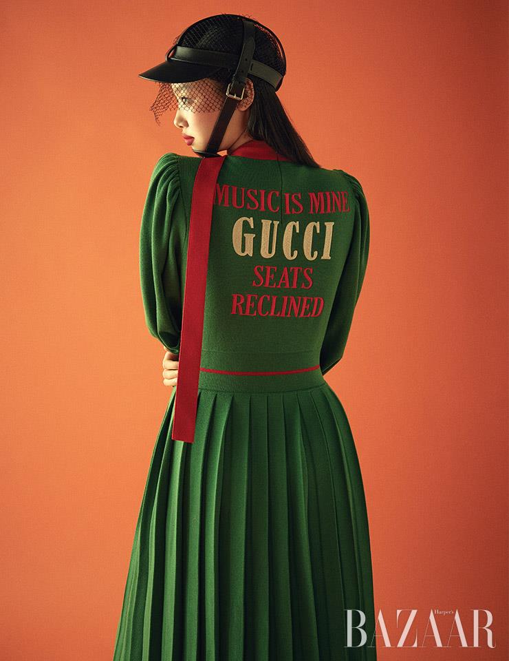 드레스, 헤드 기어 바이저는 Gucci.