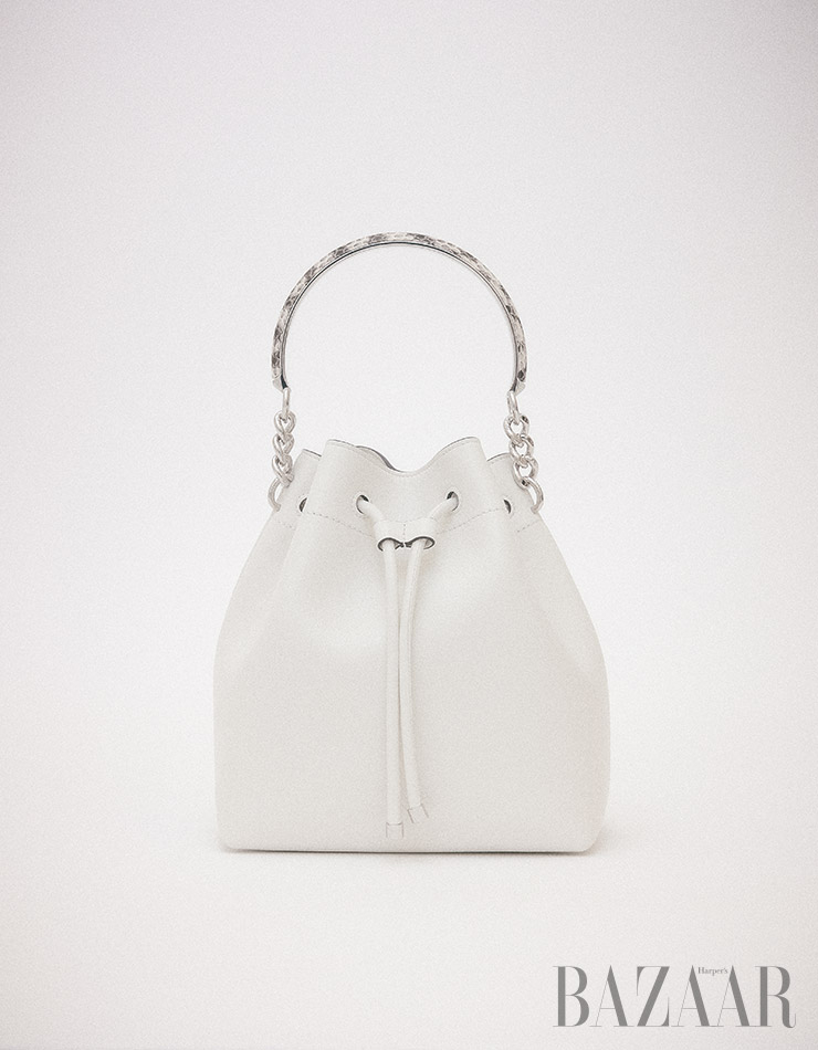 ‘봉봉’ 버킷 백은 Jimmy Choo.