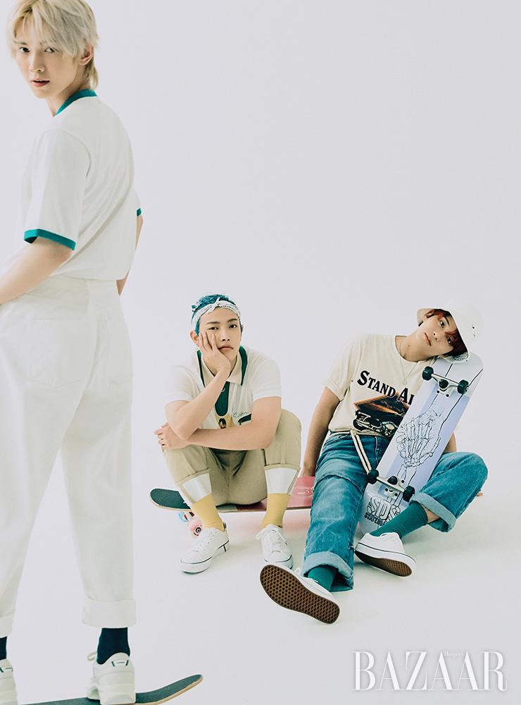  여상이 입은 프린팅 티셔츠는 Notknowing. 와이드 팬츠는 Zara. 스니커즈는 Lacoste. 홍중이 입은 프린팅 티셔츠는 Telfar. 롤업 팬츠는 Garment Lable. 스니커즈는 Lacoste. 종호가 입은 프린팅 티셔츠는 Raive. 데님 팬츠는 Levi’s. 버킷 모자는 Polo Ralph Lauren. 스니커즈는 Vans. 보드는 모두 Boardkorea. 