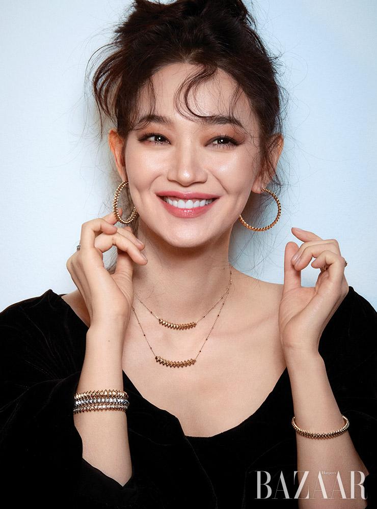 후프 이어링, 레이어드한 두 개의 네크리스, 양손에 착용한 브레이슬릿과 링은 모두 ‘클래쉬 드 까르띠에’ 컬렉션으로 Cartier. 원피스는 H&M. 
