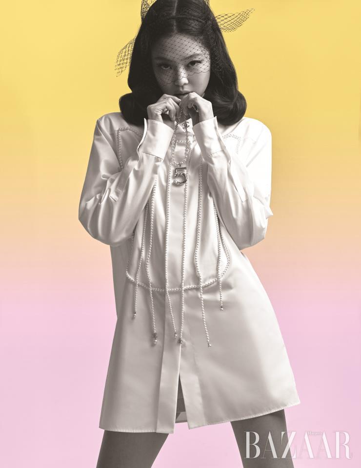 오버사이즈 셔츠, 데님 스커트, 네트 장식 헤어밴드, 진주 네크리스는 모두 Chanel.