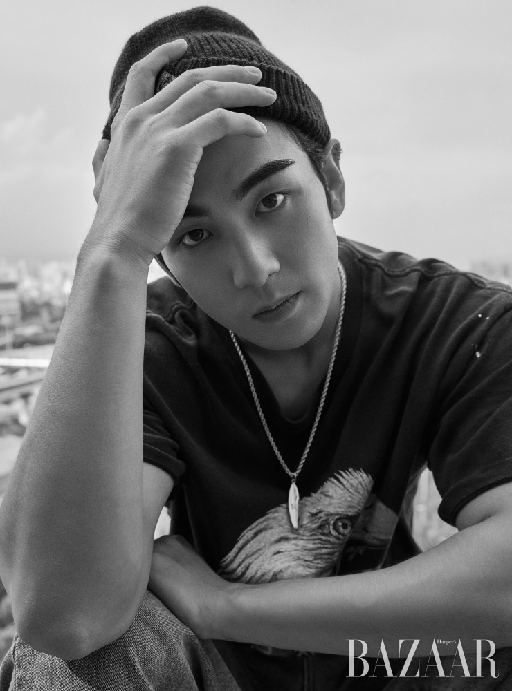 데님 팬츠는 Levi’s. 비니는 Nike. 목걸이는 Dior Men. 티셔츠는 스타일리스트 소장품.