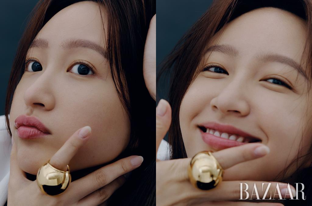 볼드한 반지는 Fendi.