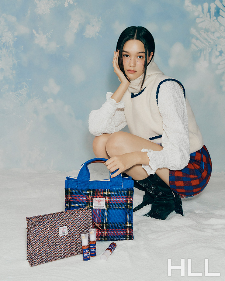 오쏘몰 이뮨*은 고함량**종합비타민제로 액상과 정제를 함께 섭취하는 독창적인 이중 복합 제형이 특징이다. 물 없이도 쉽게 섭취할 수 있어 편리한 것은 물론이고, 18종 중 14종의 영양소를 액상으로 구현해 신속하게 인체에 흡수된다. 연말을 맞아 해리스트위드와 협업한 2종의 한정판 세트도 만날 수 있다. 오쏘몰x해리스트위드 토트백(오쏘몰 이뮨 30일분 포함) 23만9천원, 오쏘몰x해리스트위드 토일렛백(오쏘몰 이뮨 7일분 포함) 8만4천원 모두 ORTHOMOL. 베스트, 블라우스 모두 VOCAVACA. 체크 스커트 ROMANCHIC. 발라클라바 &OTHERSTORIES. 부츠 LONGCHAMP.