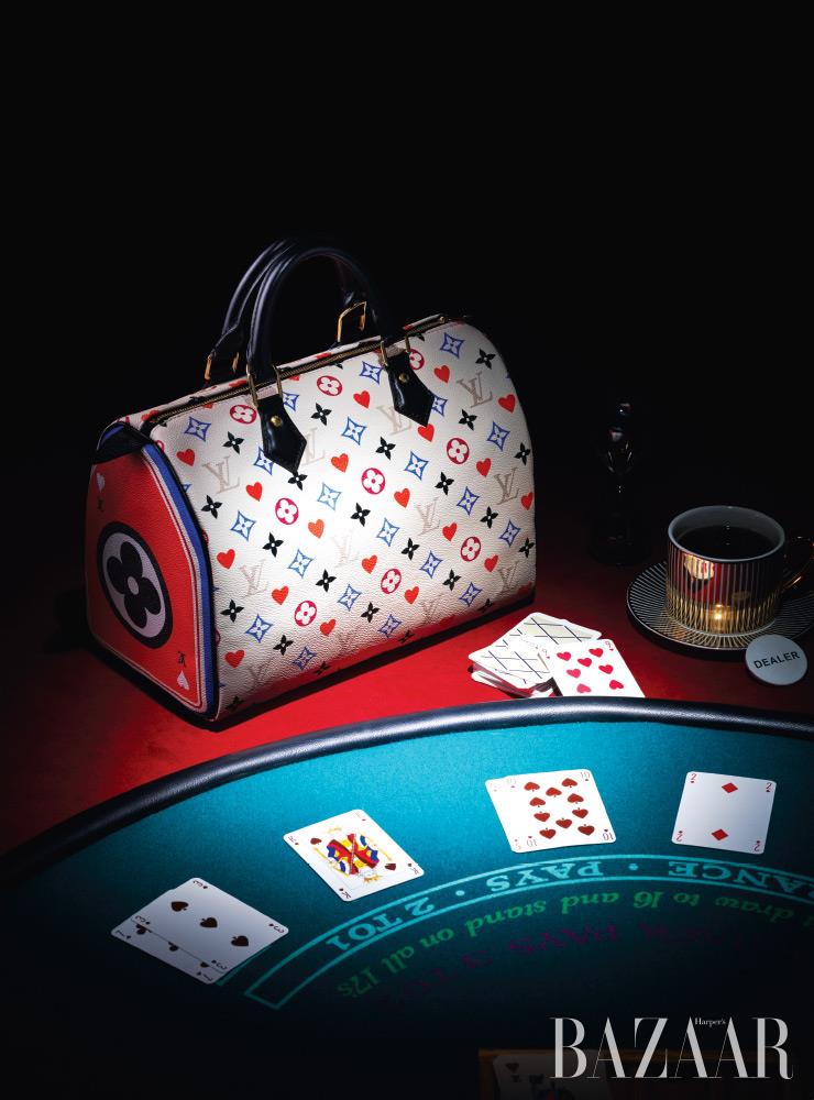 트럼프 카드에서 영감받은 ‘게임 온 스피디’ 백은 Louis Vuitton.