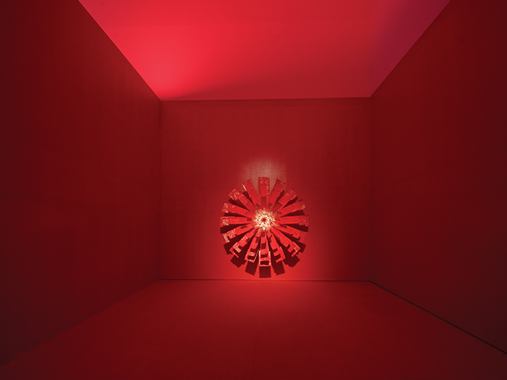 <빨강>, 2021, 금속 재료, 타이벡에 아크릴릭, 모터, 전자 장치 (커스텀 CPU 보드, LED), 223x220x110cm.