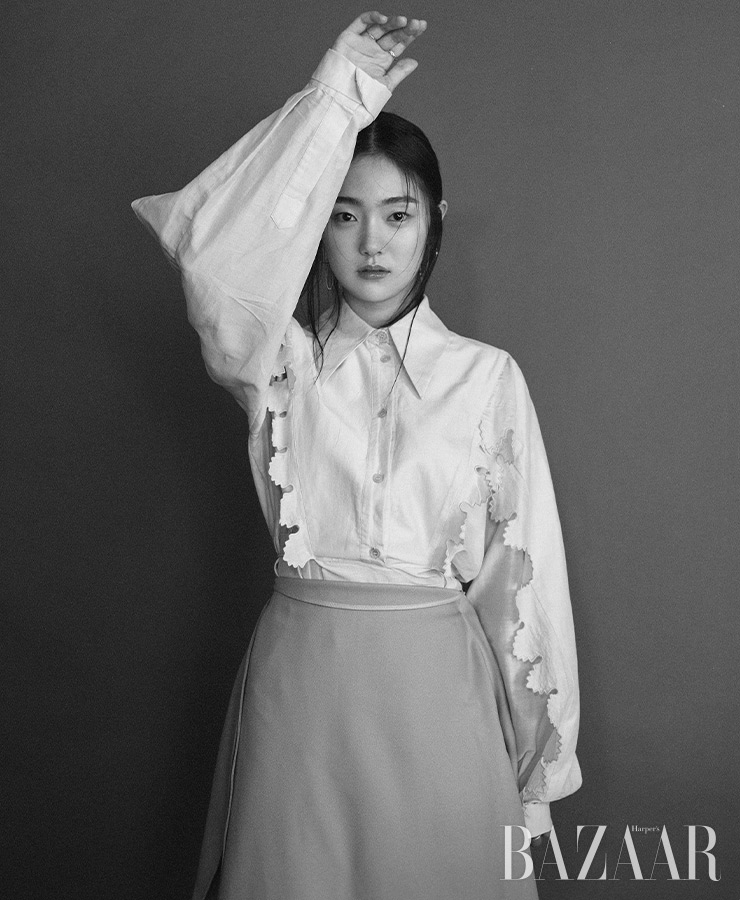 셔츠, 스커트는 Stella Mccartney. 귀고리, 반지는 Engbrox.