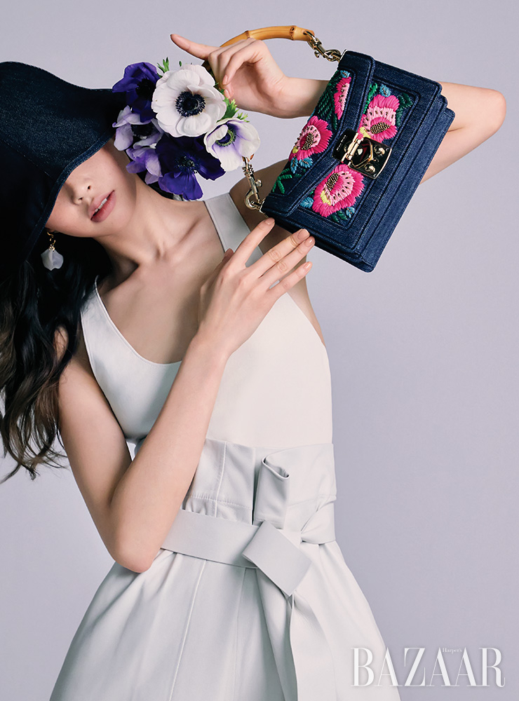 토트백은 가격 미정 Miu Miu. 톱, 팬츠는 모두 가격 미정 Salvatore Ferragamo. 버킷 해트는 6만9천원 Cos. 귀고리는 1만9천원 Millimeter.