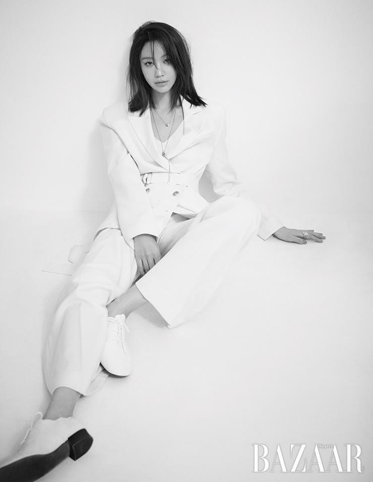 수트는 Magpie. 레이어드한 콰트로 클래식 펜던트 목걸이는 Boucheron. 슈즈는 Repetto.