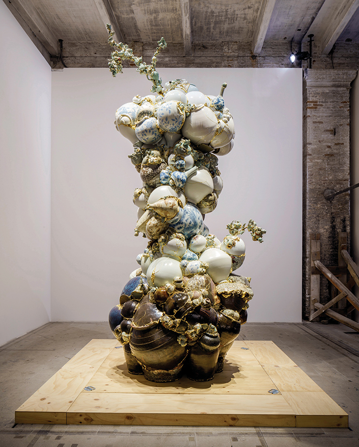 <Translated Vase_2017 TVBGJW 1_Nine Dragons in Wonderland>, 2017, Ceramic shards, epoxy, 24K gold leaf, 492x200x190cm. Photo @Yeesookyung Courtesy of the artist.