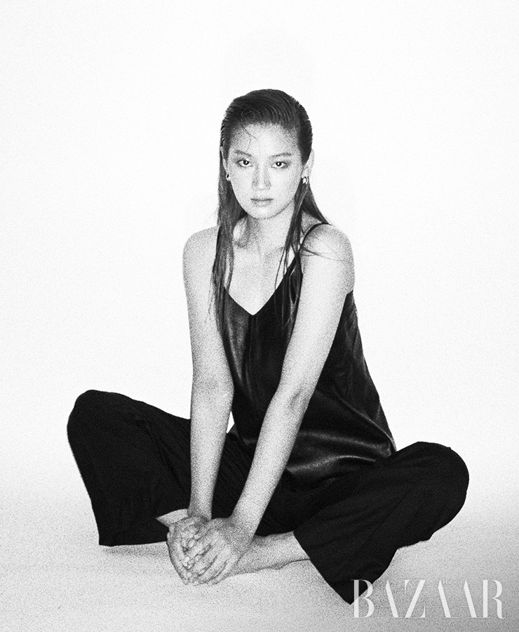 재킷은 S/E/O. 슬리브리스 톱은 & Other Stories. 팬츠는 Win Li. 귀고리는 Engbrox.
