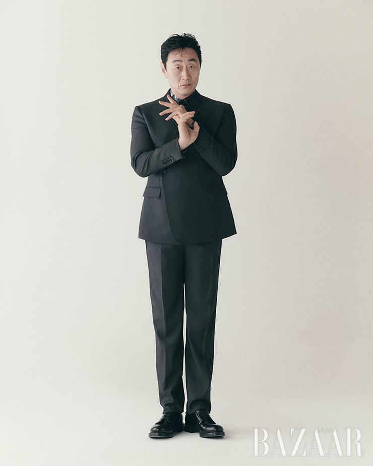 재킷, 팬츠는 Dior Men. 셔츠는 Fendi. 레이스업 슈즈는 Prada.