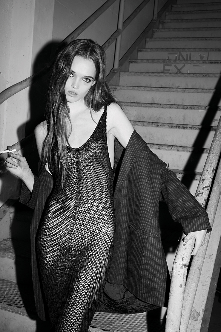 전형적인 인디 슬리즈 룩을 입은 채 애프터 파티를 즐기고 있는 모델 룰루 테니(Lulu Tenney).