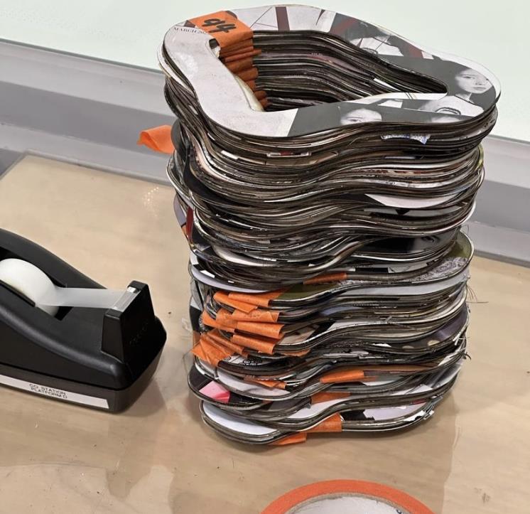 커팅된 종이는 쌓아 올려 화병으로 변신할 예정이다. 