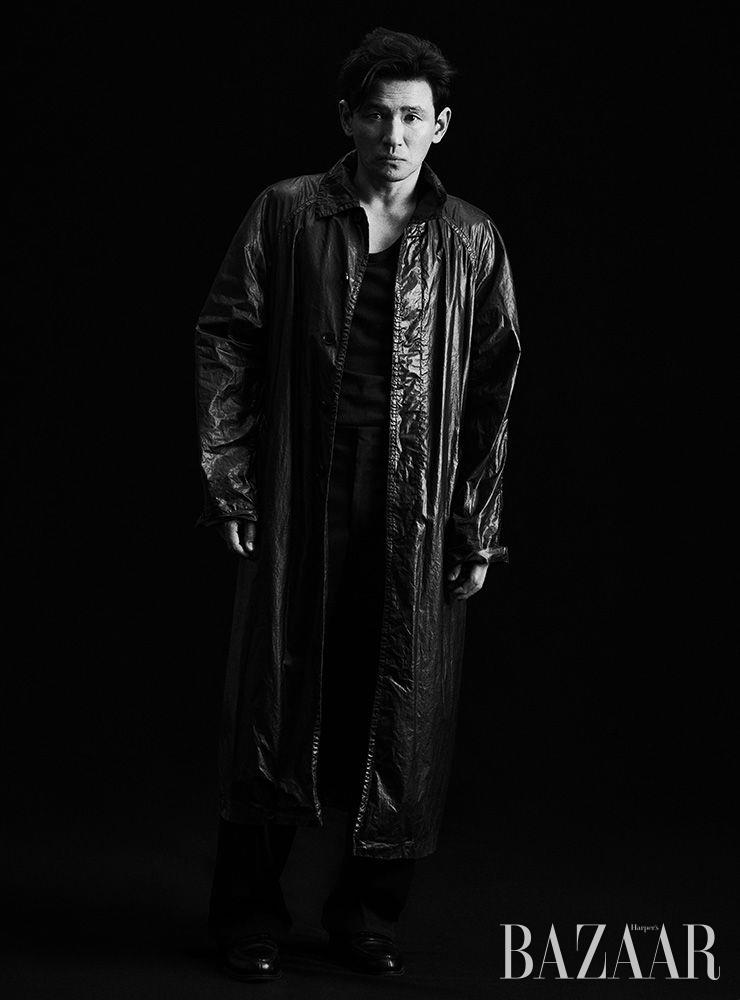 아우터는 Dries Van Noten. 티셔츠는 Alexander Wang. 팬츠는 Wooyoungmi. 신발은 Jalan Sriwijaya by Unipair.