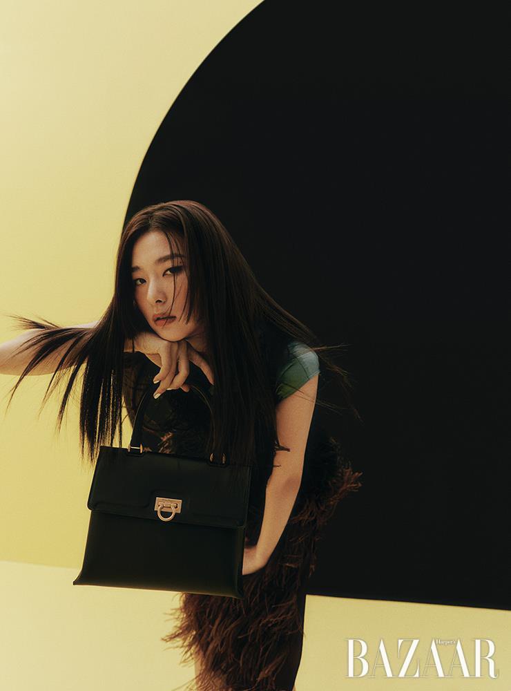 프린지 베스트, 슬리브리스 셔츠, 프린지 스커트, ‘트리폴리오’ 백은 모두 Salvatore Ferragamo.