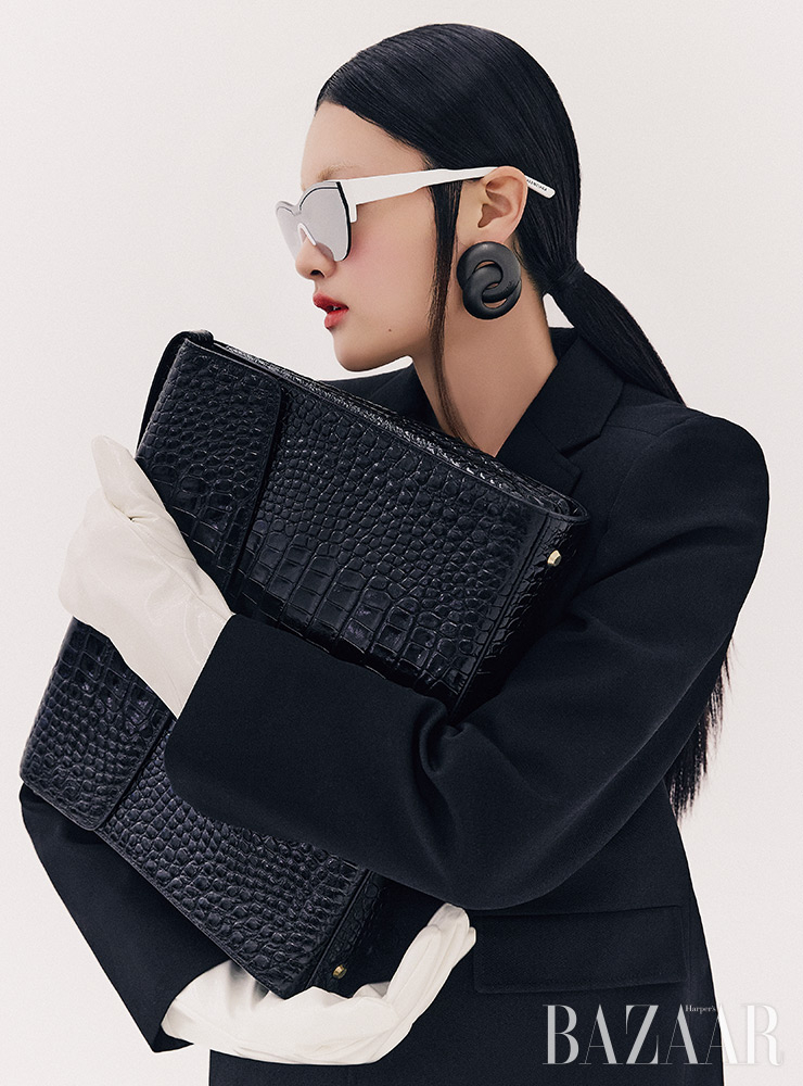셔츠 드레스는 1백95만원, 귀고리, 부츠는 가격 미정 모두 Sacai.