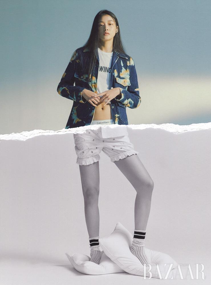 (Top) 티셔츠는 42만원 Off-White. 데님 재킷은 Stella McCartney. 에어팟은 Apple. (Bottom) 브리프는 3만원 Calvin Klein Underwear. 쇼츠는 4 Moncler Simone Rocha. 양말은 20만원대 Gucci.