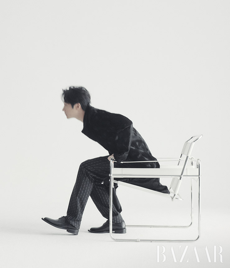 롱 코트, 슬랙스는 1017 Alyx 9SM by Adekuver. 슈즈는 Tsixeoc.