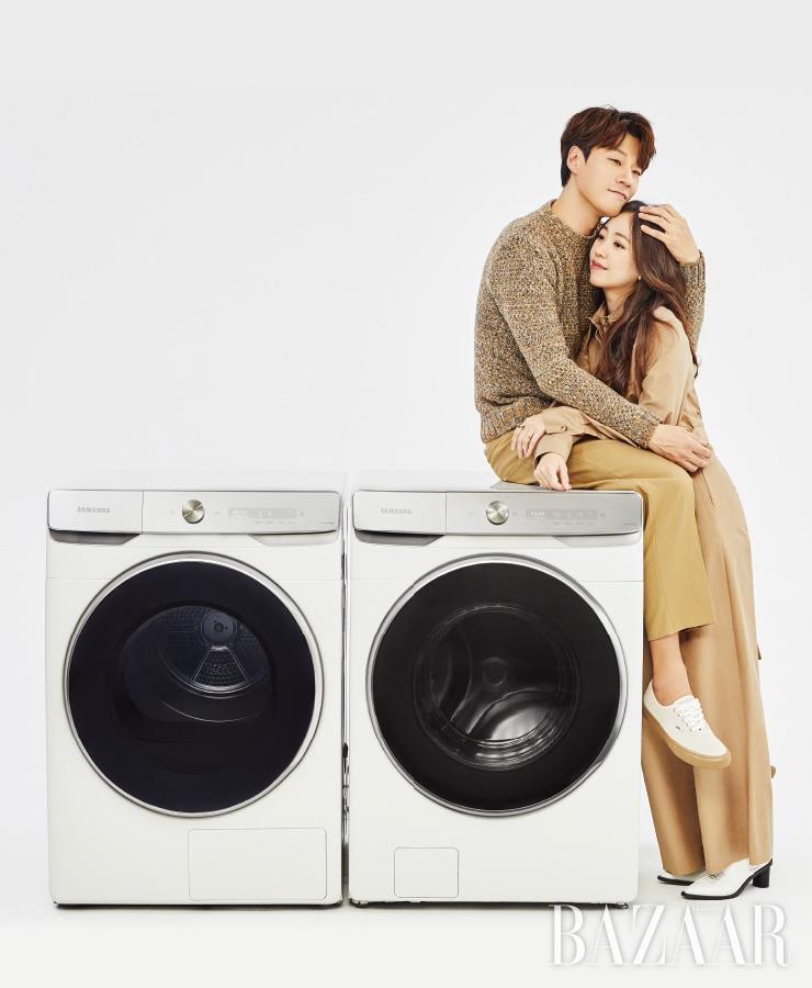 이천희가 입은 니트는 Barena by Beaker. 팬츠는 Marni. 스니커즈는 Vans. 전혜진이 입은 점프수트는 Lvir. 부츠는 Reike Nen. 반지는 Monica Vinader.