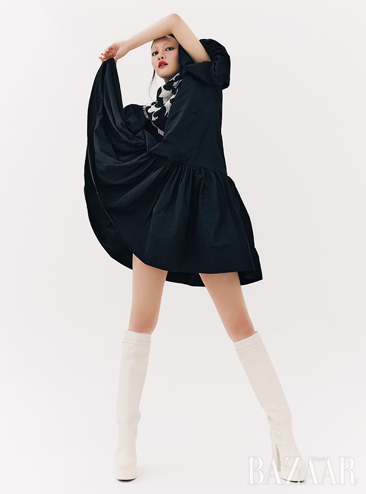 드레스는 Eudon Choi. 스카프는 Givenchy. 부츠는 Coach.
