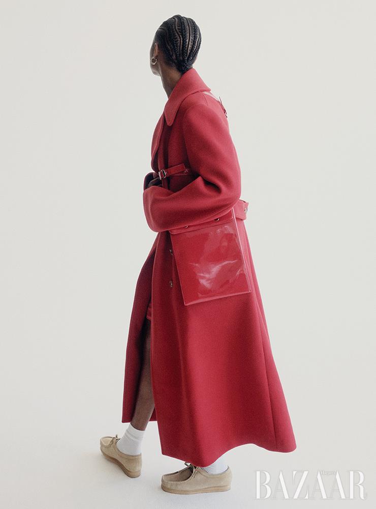 코트, 안에 입은 드레스는 Junya Watanabe Comme des Garçons. 슈즈는 Clarks Originals.