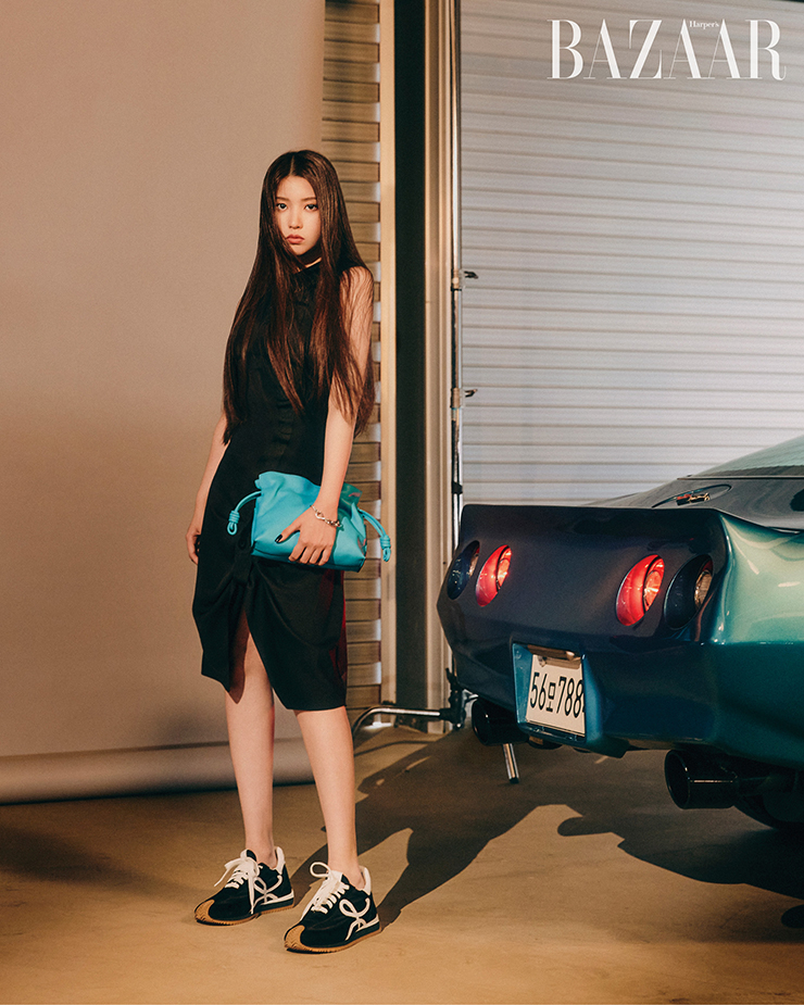지우가 입은 드레이프 드레스는 가격 미정, ‘플라멩코’ 미니 클러치는 2백40만원, 팔찌는 가격 미정, ‘플로우 러너’ 스니커즈는 95만원 모두 Loewe.