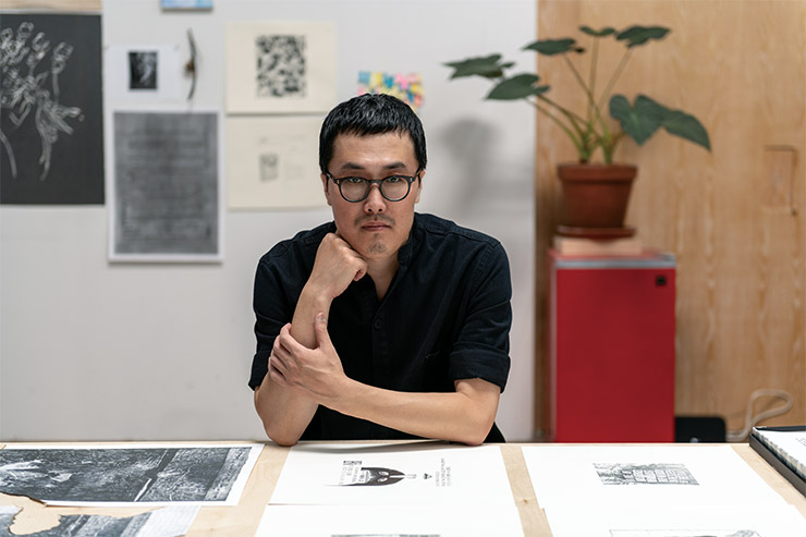 LA 스튜디오에서 이강승 작가. Photo: Ruben Diaz